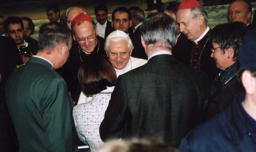 Übergabe der Apostelgeschichten aus Österreich im Jahr 2007 (© Foto: Vatikanischer Pressedienst)