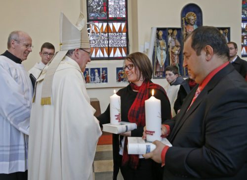 Als Ausdruck der Verantwortung für den Dienst an den Menschen überreicht Bischof Schwarz den neuen Pastoralassistenten eine brennende Kerze und eine Bibel. (© Foto: Pressestelle/Eggenberger)