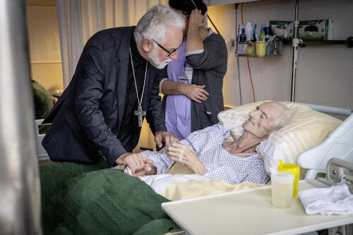 Im Rahmen des Pastoralbesuches besuchte Bischof Marketz auch Patientinnen und Patienten auf der Palliativstation. Foto: Diözesan-Pressestelle/khfessl.com 