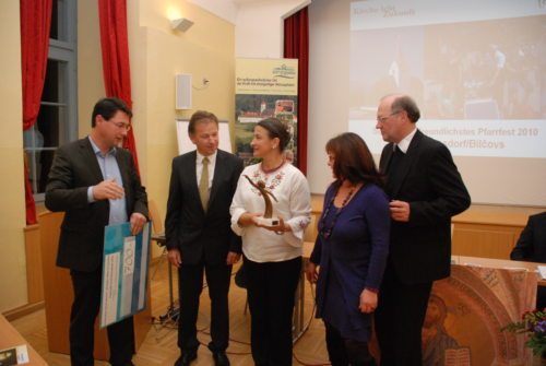 Vertreter/innen der Pfarre Ludmannsdorf nahmen den ersten pastoralen Innovationspreis entgegen (© Foto: gotthardt-nedelja)