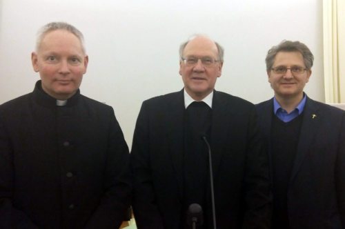 Bischof Schwarz mit Vorsitzendem der Dechantenkonferenz Dechant MMag. Herbert Burgstaller (l.) und Vorsitzendem des Priesterrates Provisor Geistl. Rat Dr. Johann Sedlmaier (r.) (© Foto: Michael Kapeller) Bischof Schwarz mit Vorsitzendem der Dechantenkonferenz Dechant MMag. Herbert Burgstaller (l.) und Vorsitzendem des Priesterrates Provisor Geistl. Rat Dr. Johann Sedlmaier (r.) (© Foto: Michael Kapeller)
