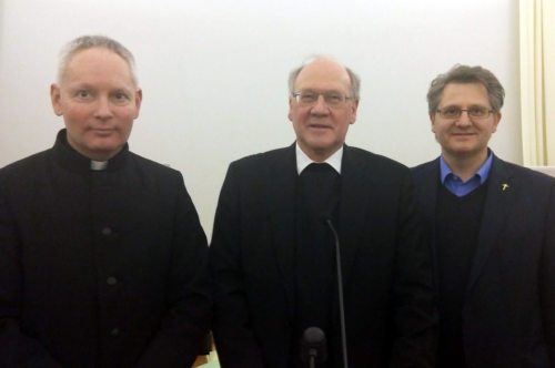 Bischof Schwarz mit Vorsitzendem der Dechantenkonferenz Dechant MMag. Herbert Burgstaller (l.) und Vorsitzendem des Priesterrates Provisor Geistl. Rat Dr. Johann Sedlmaier (r.) (© Foto: Michael Kapeller)