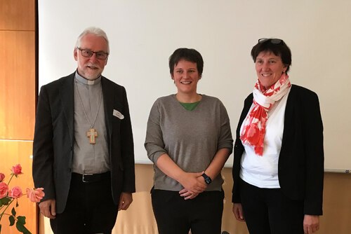 Bischof Marketz und Seelsorgeamtsdirektorin Schneider-Brandauer mit der Linzer Pastoraltheologin Cziszar (Mitte); Foto: A. Krassnig