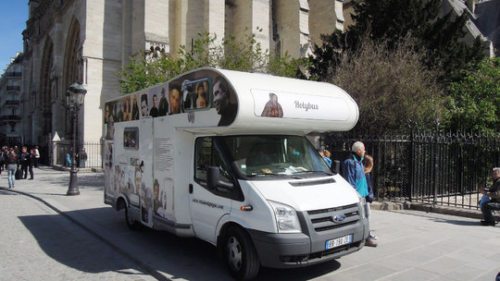 Stadtmission mit dem HOLYBUS vor der Kathedrale Notre Dame in Paris am Palmsonntag 2012  (© Foto: KH Kronawetter / Internetredaktion)