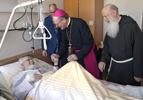 Bischof Schwarz mit Krankenhausseelsorger Wanner und Prim. Univ.-Prof. Dr. Rudolf Likar beim Pastoralbesuch im Klinikum Klagenfurt  (© Foto: Pressestelle/Eggenberger )