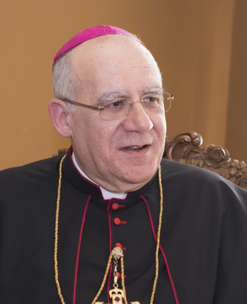 Der neue Nuntius Erzbischof Pedro Lopez Quintana; Saeima (Reinis Inkēns, Saeimas Kanceleja) [CC BY-SA 2.0 (https://creativecommons.org/licenses/by-sa/2.0)