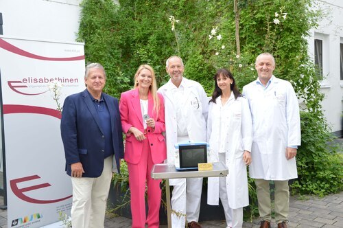Übergabe des hochmodernen Diagnosegerätes an das Elisabethinen-Krankenhaus Klagenfurt (Foto: EKH Klagenfurt) Übergabe des hochmodernen Diagnosegerätes an das Elisabethinen-Krankenhaus Klagenfurt (Foto: EKH Klagenfurt)