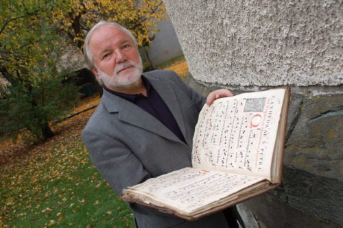 Peter Hribernik je bil kot tajnik Delovne skupnosti odgovoren za pripravo nove pesmarice Slavimo Gospoda. (© Foto: gotthardt/Nedelja) Peter Hribernik je bil kot tajnik Delovne skupnosti odgovoren za pripravo nove pesmarice Slavimo Gospoda. (© Foto: gotthardt/Nedelja)