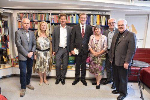 Generalni konzul Milan Predan z ženo Darko Zvonar-Predan, direktor Mohorjeve dr. Karl Hren, Lojze Peterle z ženo Branko, direktor Mohorjeve Franc Kelih in rektor doma v Tinjah Jože Kopeinig (Foto: Mateja Rihter) Generalni konzul Milan Predan z ženo Darko Zvonar-Predan, direktor Mohorjeve dr. Karl Hren, Lojze Peterle z ženo Branko, direktor Mohorjeve Franc Kelih in rektor doma v Tinjah Jože Kopeinig (Foto: Mateja Rihter) 