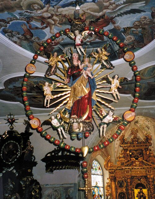Rosenkranz mit Mariafigur in der Wallfahrtskirche Maria im Graben in Vorderberg. (Bild: Gemeinde St. Stefan). Rosenkranz mit Mariafigur in der Wallfahrtskirche Maria im Graben in Vorderberg. (Bild: Gemeinde St. Stefan).