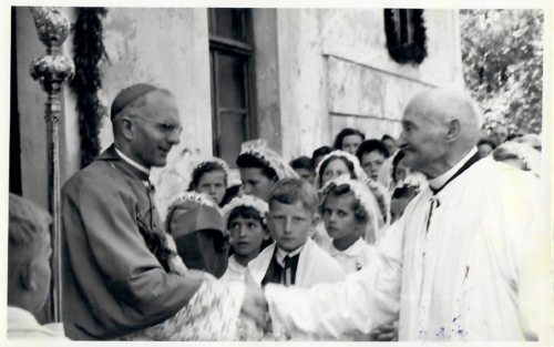Bischof Dr. Josef Köstner wird anlässlich der Firmung am 11. Juli 1959 beim Pfarrhof durch Pfarrer Anton Pelnar begrüßt.<br />
(Foto: Pfarramt St. Stefan).<br />
 