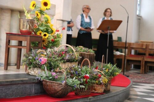 Am Hochfest „Mariä Himmelfahrt“ finden in vielen Kärntner Pfarren Kräutersegnungen (im Archivbild: Pfarre Feldkirchen 2018) statt. Foto: Diözesan-Pressestelle Am Hochfest „Mariä Himmelfahrt“ finden in vielen Kärntner Pfarren Kräutersegnungen (im Archivbild: Pfarre Feldkirchen 2018) statt. Foto: Diözesan-Pressestelle