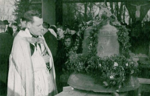 Glockenweihe 1945 zurückgekehrte Marienglocke 1453 (© Foto: Pfarrarchiv Augsdorf-Loga vas)