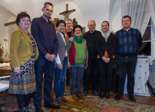 Pfarrgemeinderat Maria Rojach mit Vorsitzendem Pfarrer GR Mag. Helmut Mosser (dritter von rechts) (© Foto: Mag. Bernhard Wagner). 