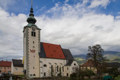 Die Pfarr- und Wallfahrtskirche Mariä Himmelfahrt von der Rampe zum Kulturstadl aus gesehen.