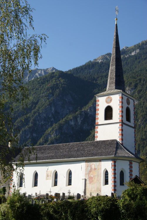 Die dem Hl. Jakob d. Älteren geweihte und 1331 erstmals genannte Pfarrkirche ist ein mittelgroßer, gotischer Bau. Der Chor ist etwa gleich breit und gleich hoch wie das Langhaus und endet in einem Dreiachtelschluss. Die mit 1521 bezeichneten Fresken des heiligen Christophorus und einer Kreuzigungsgruppe an der äußeren Südwand wurden 1977 freigelegt. Der mächtige Turm an der Nordseite mit Mauerschlitzen und rundbogigen Schallfenstern wird von einem achtseitigen Spitzhelm bekrönt. An der Ostseite des Turmes führt eine eisenbeschlagene Tür in die Sakristei. Den Aufgang zum Turm bildet die Treppe an der Chornordseite. Die Westempore ist durch einen Treppenaufgang an der Nordseite und eine eisenbeschlagene, spätgotische Tür zugänglich. Die Kirche betritt man durch das erneuerte, spitzbogige Westportal. Quelle: Wikipedia   