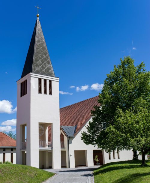 Die Pfarrkirche Klagenfurt-Wölfnitz wurde vor 30 Jahren nach Plänen des Architekten Gernot Kulterer fertiggestellt. (© Foto: Pressestelle/Assam)