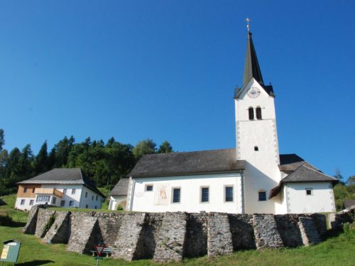 Die Pfarrkirche St. Martin am Techelsberg liegt am Südhang des St. Martiner Berges. Die Pfarrkirche ist eine sogenannte Kärntner gotische Chorturmkirche. Die Bodenpflasterung stammt aus der Barockzeit. Bei der letzten vollständigen Innenrenovierung im Jahre 1981 wurde die imposante Deckenmalerei aus dem 18. Jahrhundert gefunden. In der Flachtonne des Langhauses wurde barocke Seccomalerei (das Leben der hl. Barbara mit slowenischen Inschriften) sowie am Triumpfbogen Reste freigelegt. 