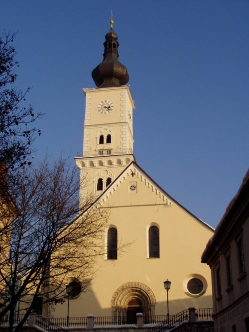 Ansicht der Stadtpfarrkirche Wolfsberg vom Schulplatz aus