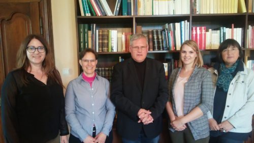 Sarah Hercog, Lydia Hebein und Sandra Autischer mit Kanzler Ibounig und Mag. Raunig (Michael Kapeller)