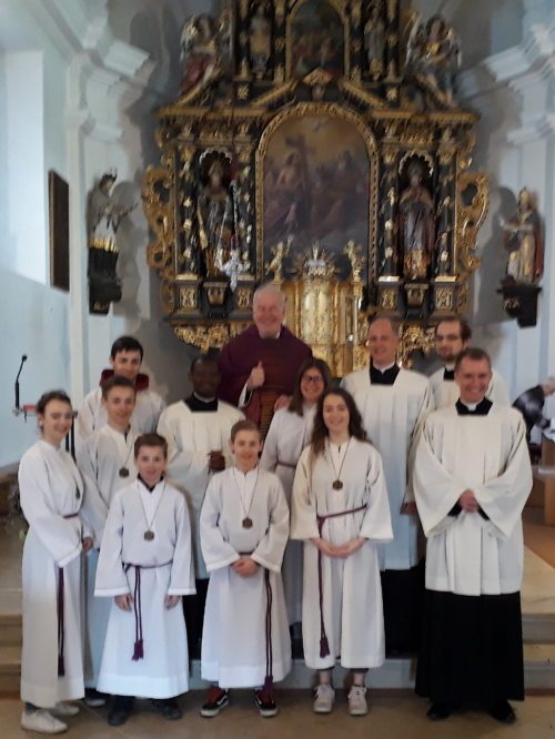 Mit Pfarrer Dr. Josef Wilfing und den Ministrantinnen und Ministranten (Priesterseminar)