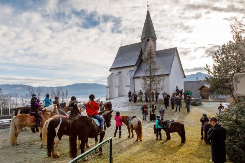 Am Stefanitag finden in vielen Kärntner Pfarren Pferdesegnungen statt. Foto (Pferdesegnung 2018, Glantschach-St. Leonhard): Antonia Posarnig
