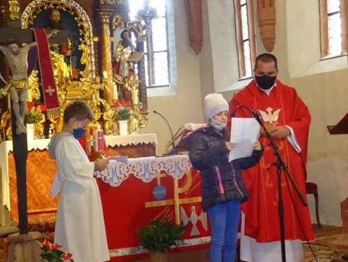 „Komm, Heiliger Geist“ – Pfingstmesse in St. Paul, Mitgestaltung durch die Erstkommunionkinder. Sehr schön das Altartuch: mit symbolischer Darstellung von Pfingsten. (Bild: Angela Moritsch).