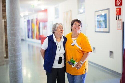 Für die Menschen im Alter liebevoll da sein Fotocredits: Caritas Für die Menschen im Alter liebevoll da sein Fotocredits: Caritas