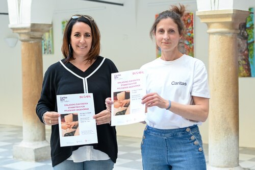Herzliche Einladung zum Stammtisch für pflegende Angehörige: Verena Wernbacher (RegionalCaritas) und Stadträtin Sylvia Greiler (Stadt St. Veit). (Foto: Stadt St. Veit)