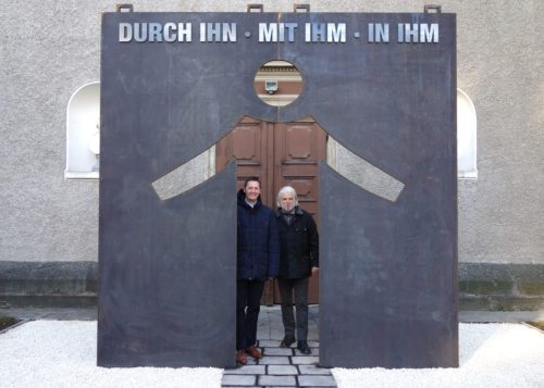 Dompfarrer Peter Allmaier und der Künstler Werner Hofmeister in der Pforte der Barmherzigkeit vor der Klagenfurter Domkirche (© Foto: Brigitte Hofmeister)