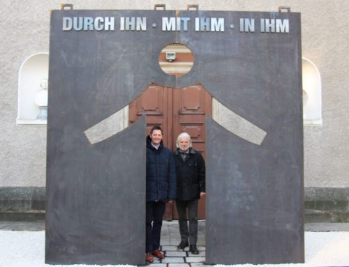 Dompfarrer Peter Allmaier und Künstler Werner Hofmeister bei der „Pforte der Barmherzigkeit“ des Klagenfurter Domes (© Foto: Hofmeister )