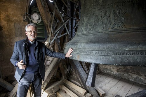 Stiftspfarrer Josef-Klaus Donko bei der größten und zugleich schwersten Glocke Kärntens, der “Maria Saalerin“; Foto: Markus Traussnig