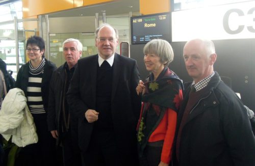 Bischof Schwarz mit den Kärntner TeilnehmerInnen Hildegard Tschuitz (St. Martin/Techelsberg), Stefan Lesjak (Eberndorf), Hertha Glaser (Kühnsdorf) und Josef Schlintl (Pisweg) am Wiener Flughafen  (© Foto: fotomax)