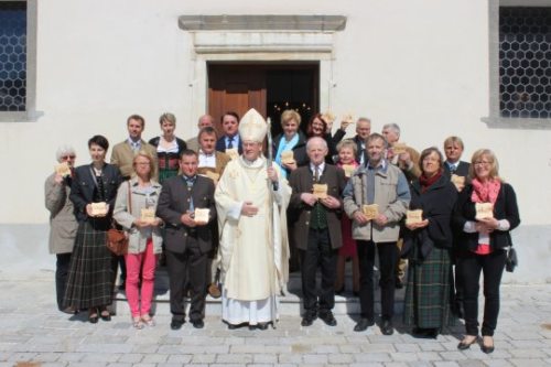 Bischof Schwarz mit den Delegierten aus den Pfarren des Dekanates Feldkirchen  (© Foto: Manfred Schusser)