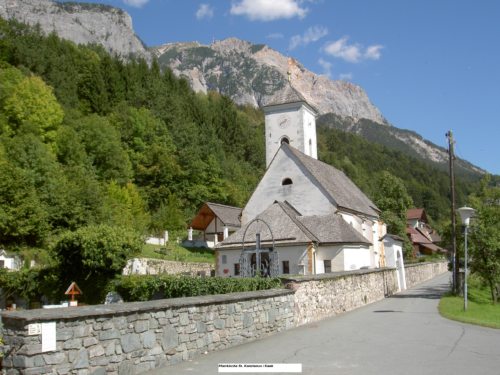 Die Pfarrkirche Saak mit Blick zum Dobratsch (© Foto: Pfr. KR Christian Moritz)