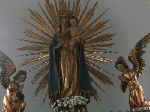 Maria mit dem Kind,bewacht von zwei Engel am Hochaltar in der Pfarrkirche  (© Foto: Hildegard Amann)