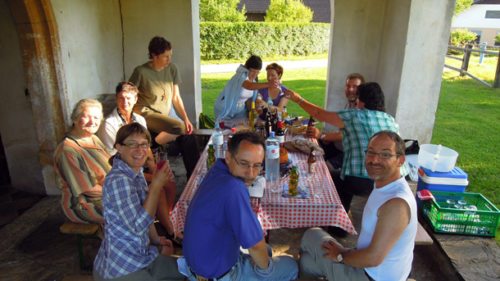 Gemeinsames Mahl nach der Pilgerandacht in Schlatten (© Foto: KH Kronawetter - Internetredaktion)