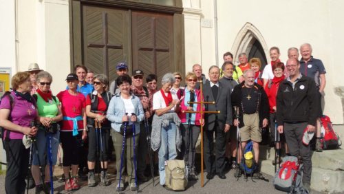 Pilgergruppe vor der Kunigundekirche in Bad St. Leonhard (© Foto: fotomw)