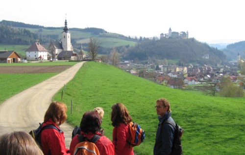 Unterwegs auf dem Hemmapilgerweg - Pfarrkirche Lieding - Schloss Straßburg (© Foto: Referat für Pilgern und Reisen)