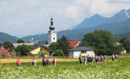 Auf insgesamt neun Routen finden in Kärnten anlässlich des ersten österreichweiten Frauenpilgertages begleitete Pilgerwanderungen für Frauen statt (im Bild: Pilgergruppe vor der Kirche St. Stefan/Finkenstein). Foto: Monika Gschwandner-Elkins