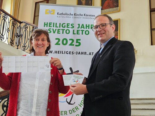 Seelsorgeamtsdirektorin Schneider-Brandauer und Pfarrer Kogler mit dem neuen Pilgerpass<br />
Foto: Diözese Gurk