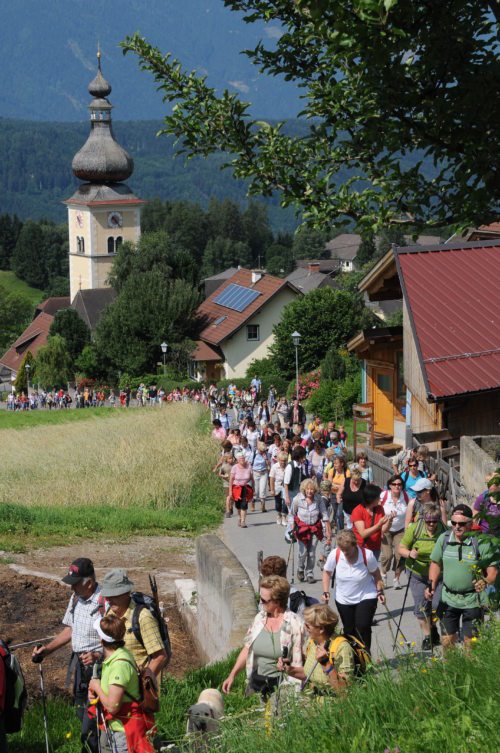 Bischof Schwarz und Superintendent Sauer laden wieder zum Pilgern am Domitianweg ein.  (© Foto: Jo.Hermann)