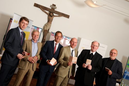 Präsentation der neuen Broschüre „Kirchen und andere sakrale Bauten des 20. und 21. Jahrhunderts“ (v. l. n. r.: Messner, Breitfuss, Schöffmann, Kapeller, Bischof Schwarz, Oman) (© Foto: Pressestelle/Schweiger)