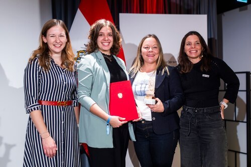 Der Österreichische Jugendpreis als Bestärkung zum Brückenbau zwischen jungen Menschen: Jugendstaatssekretärin Claudia Plakolm, Theresa Kranabetter (youngCaritas Kärnten), Claudia Gamsjäger (Caritas St. Pölten) und Judith Oberzaucher (Caritas Kärnten).<br />
Foto: BKA/Christopher Dunker