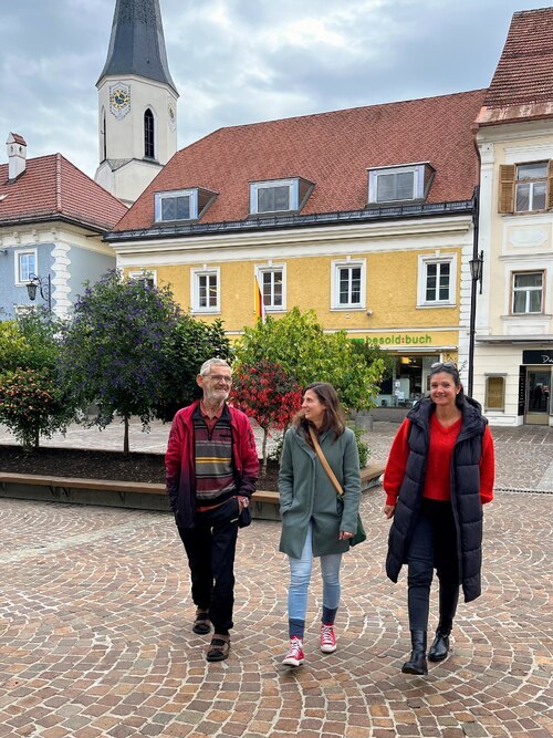 Verena Wernbacher (Mitte) – am Bild mit der Freiwilligen Kerstin Staudacher und einem Projektinteressierten – lädt zu den „PlauderWegen“. Foto: Caritas Verena Wernbacher (Mitte) – am Bild mit der Freiwilligen Kerstin Staudacher und einem Projektinteressierten – lädt zu den „PlauderWegen“. Foto: Caritas