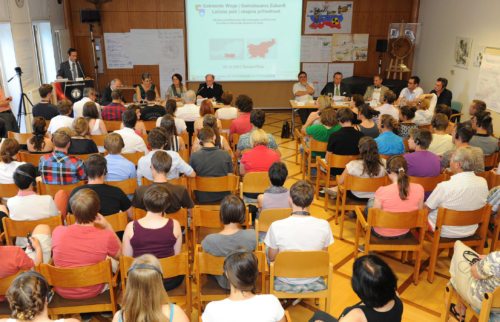 Rund 80 SchülerInnen diskutierten mit VertreterInnen aus Kirche, Politik, Diplomatie und Schulwesen (Podium: Inzko, Lunacek, Blatnik, Schwarz, Jesih, Koja, Altersberger, Vilfan und Gruden, vlnr). (© Foto: Pressestelle/Assam) Rund 80 SchülerInnen diskutierten mit VertreterInnen aus Kirche, Politik, Diplomatie und Schulwesen (Podium: Inzko, Lunacek, Blatnik, Schwarz, Jesih, Koja, Altersberger, Vilfan und Gruden, vlnr). (© Foto: Pressestelle/Assam)