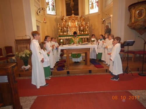 Pfarrer Joseph Mula im Kreise seiner Ministrantinnen und Ministranten bei der hl. Messe (© Foto: Edith Köstl)