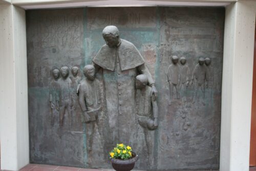 Relief vom Portal der Don Boscokirche Relief vom Portal der Don Boscokirche