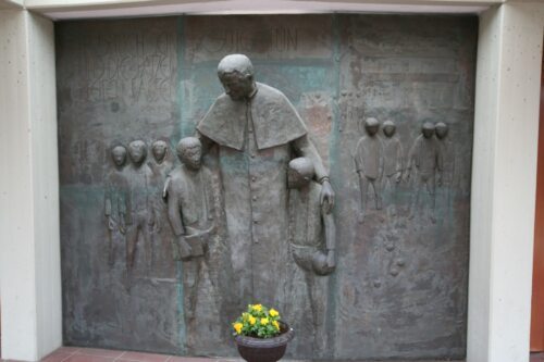 Relief vom Portal der Don Boscokirche