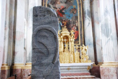Kamni spotike kot žiivila je bilo geslo umetniške inštalacije v celovški stolnici leta 2013. Inštalacijo je pripravil umetnik Hubert Mayr iz Gornje Avstrije. (Gotthardt)